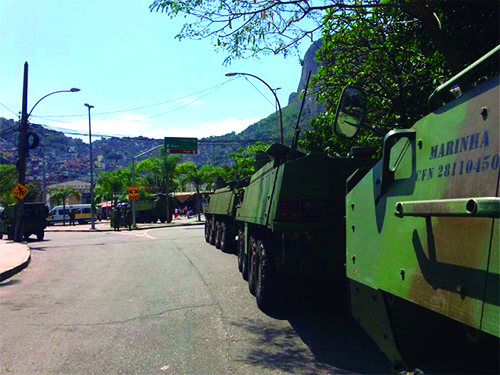 ADSUMUS: Fuzileiros Navais contribuem para a normalização da rotina na Rocinha