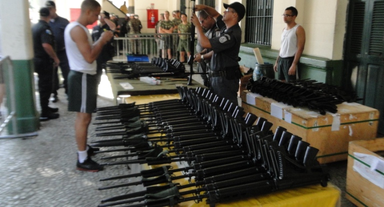 Exército entrega 100 fuzis para batalhão da PM no Rio de Janeiro