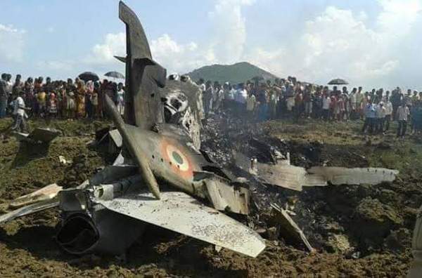 Paquistão diz que abateu dois jatos indianos e realizou ataques aéreos em Caxemira