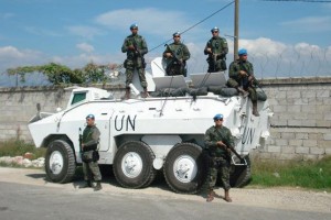 Durante su participação na   Missão das Nações Unidas para Estabilização do Haiti (Minustah) a Infantaria da FAB pode conhecer mais sobre a doutrina de emprego de viaturas blindadas. Na imagem membros da Infantaria da FAB posam junto de um Engesa EE-11 Urutu.